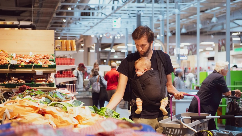 Vater mit Baby im Einkaufscenter